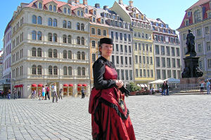 Fuehrung durch Dresdener
Buergerfrauen im historischen Kostuem