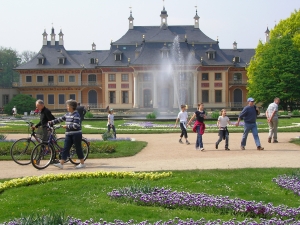 Besucher im Schlosspark Pillnitz bei Dresden